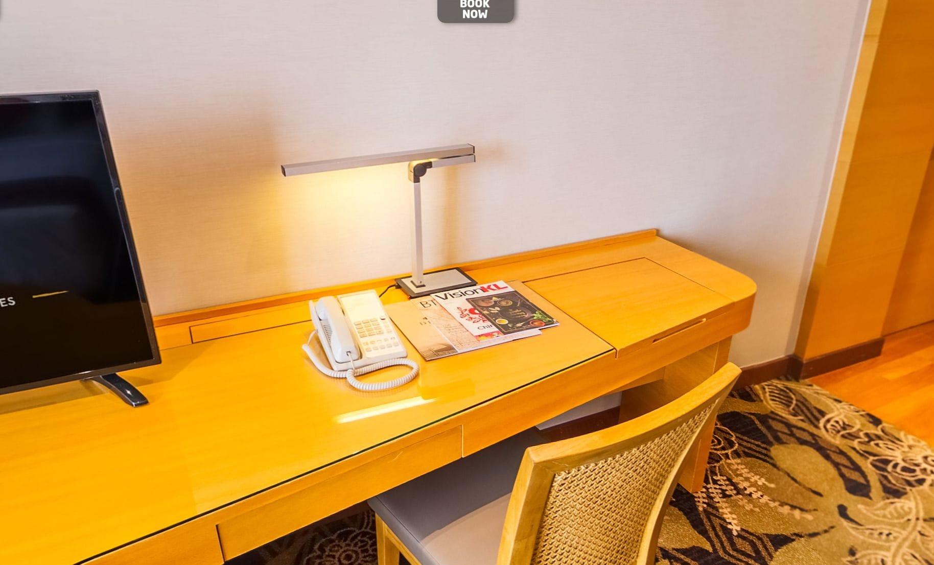 St Giles Gardens Kuala Lumpur Bagian luar foto A desk lamp