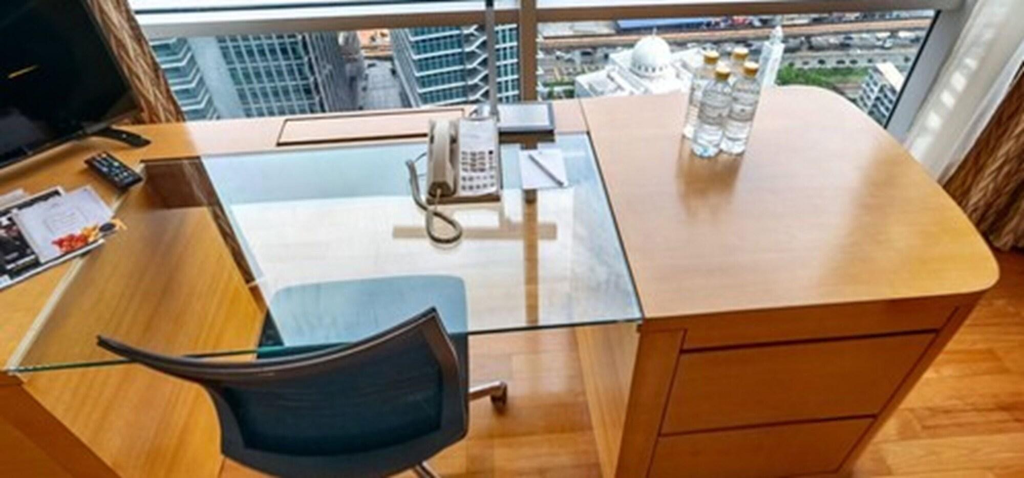 St Giles Gardens Kuala Lumpur Bagian luar foto A typical office at the University of Tokyo