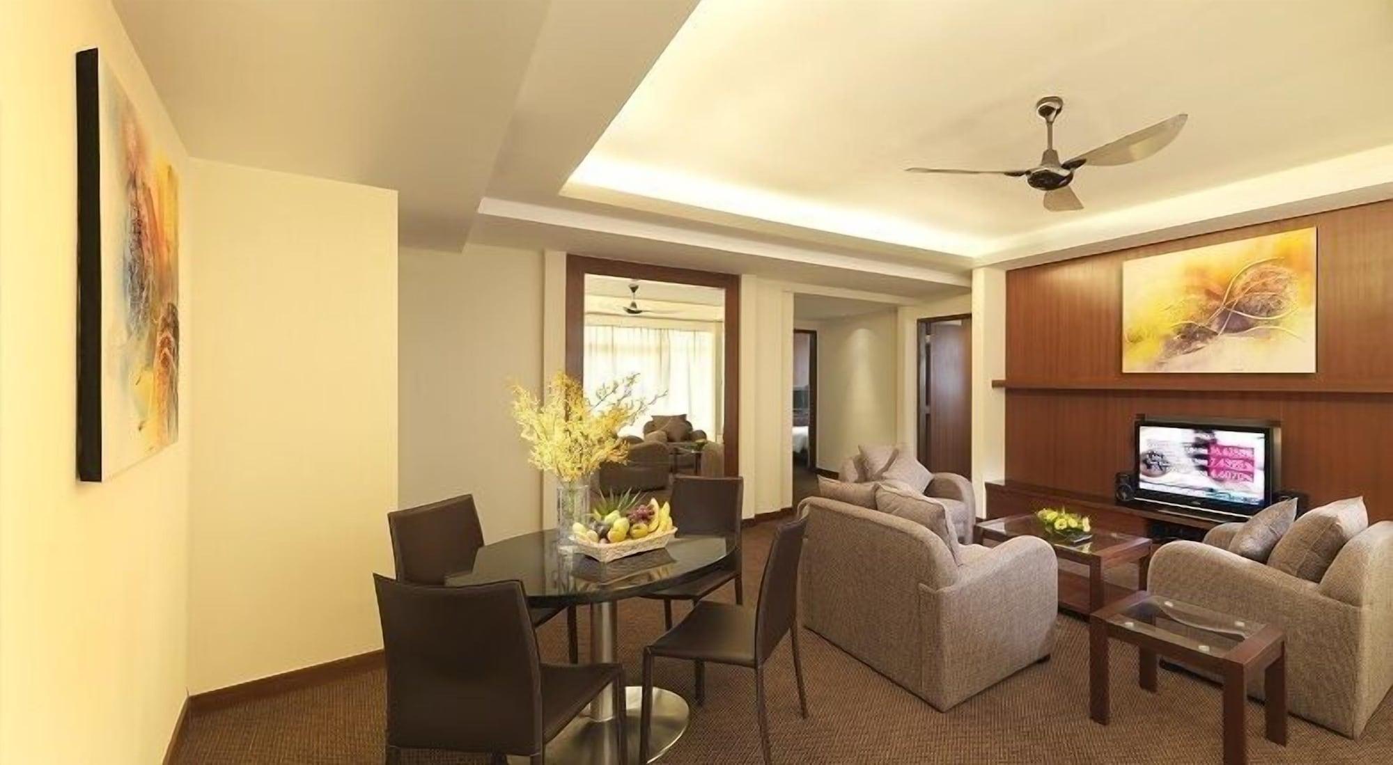 St Giles Gardens Kuala Lumpur Bagian luar foto A typical suite at the hotel