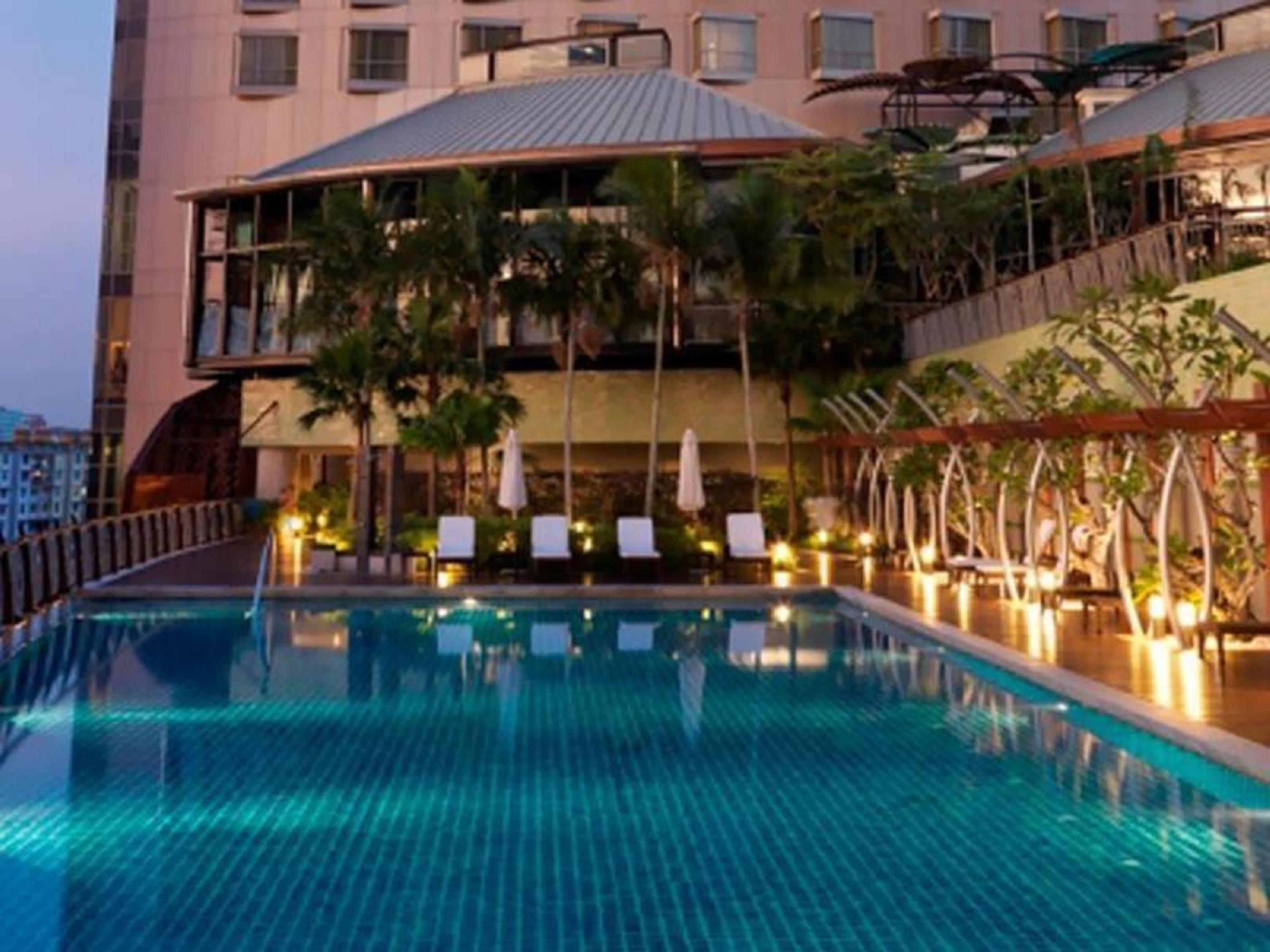 St Giles Gardens Kuala Lumpur Bagian luar foto The swimming pool at the hotel