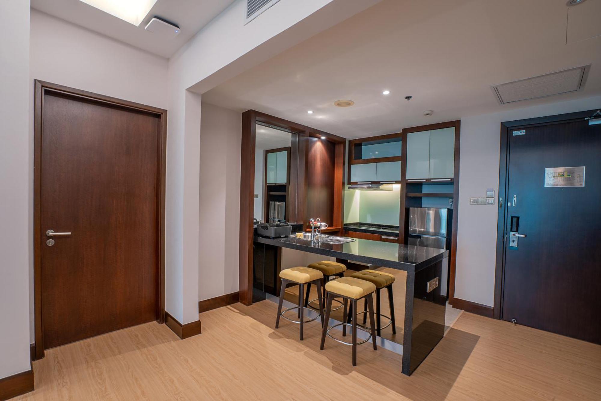 St Giles Gardens Kuala Lumpur Bagian luar foto A kitchen in a serviced apartment in Kuala Lumpur, Malaysia