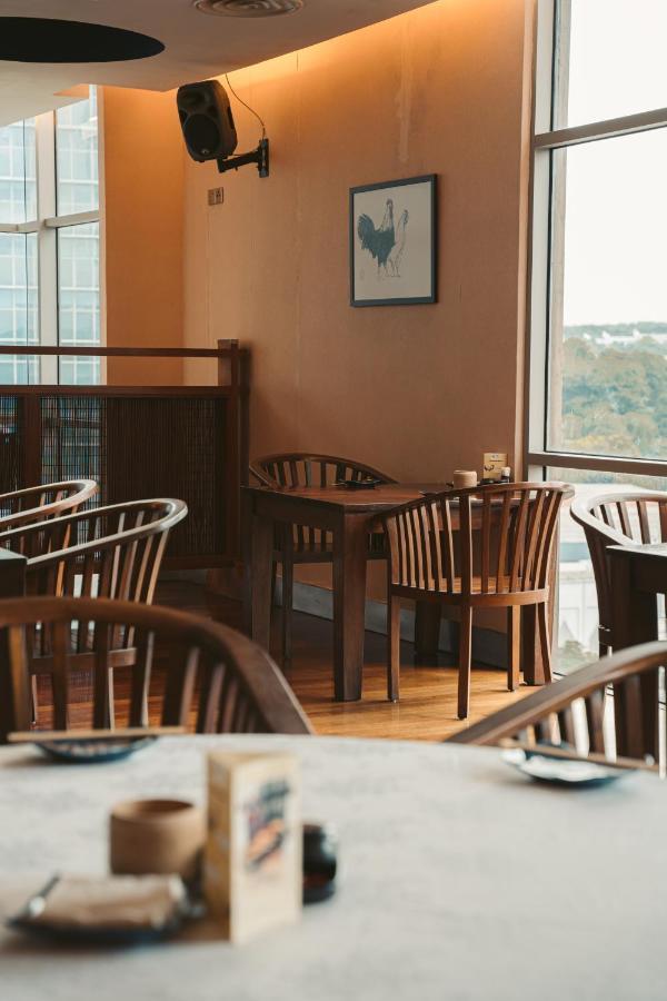 St Giles Gardens Kuala Lumpur Bagian luar foto The interior of a typical Starbucks